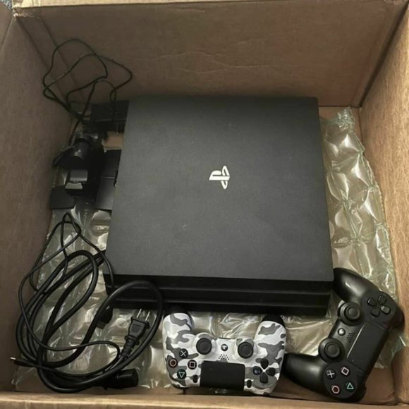 PLAYSTATION 4 CONSOLE